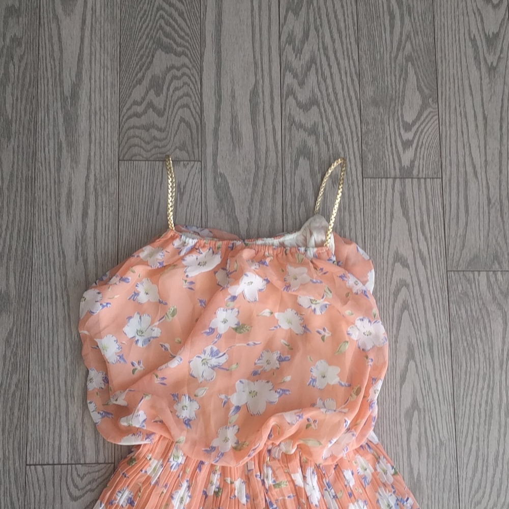 Beautiful mini dress 🌼🌹🍀 - Picture 4 of 10
